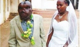 恐丑的娱乐吃瓜人照片